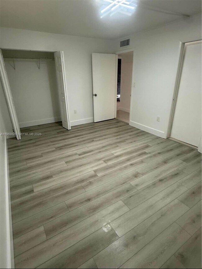 Building Photo - 10845 SW 112th Ave