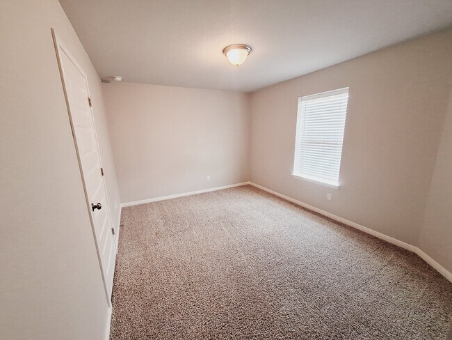 Building Photo - 124 Peruvian Ln