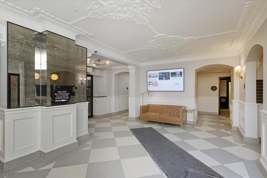 Building Photo - 1140 N La Salle Dr