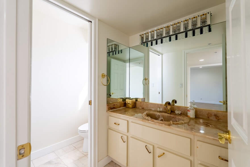 Building Photo - 1758 N Alexandria Ave