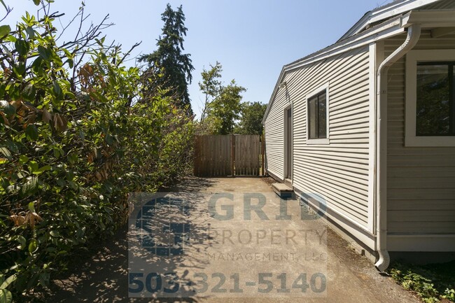 Building Photo - 2 Bedroom Home Available in Southeast Wood...