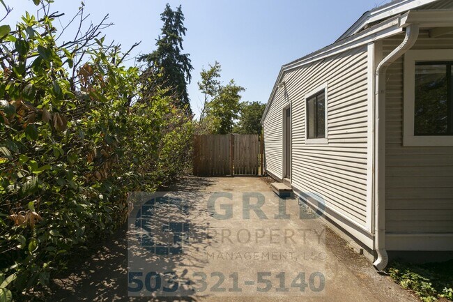 Building Photo - 2 Bedroom Home Available in Southeast Woodstock Area!