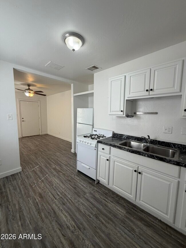 Building Photo - 706 W Taylor St