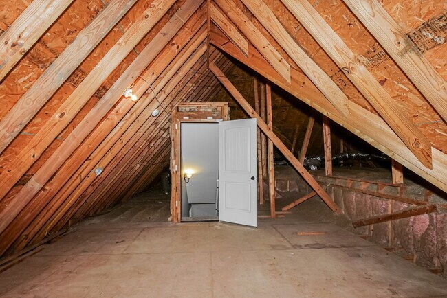 Building Photo - 7911 Hemlock Dr