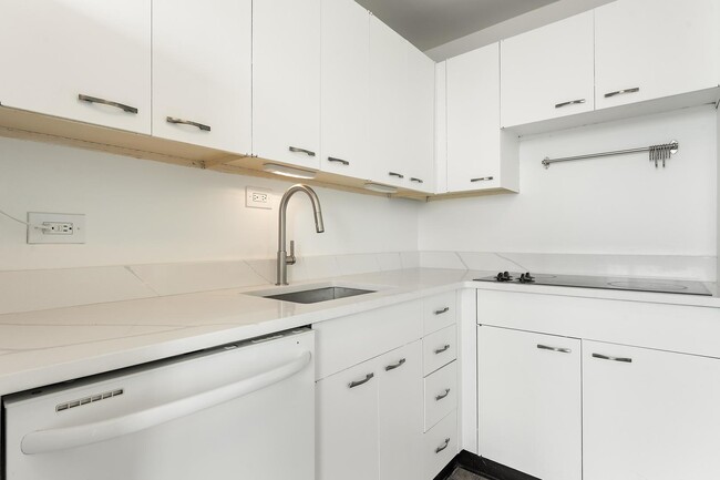 Building Photo - 1700 E 56th St