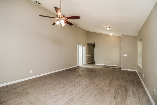 Building Photo - 520 Portland Cir