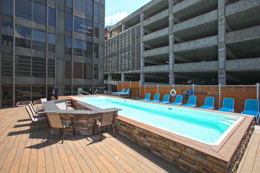 Building Photo - Gallery 720