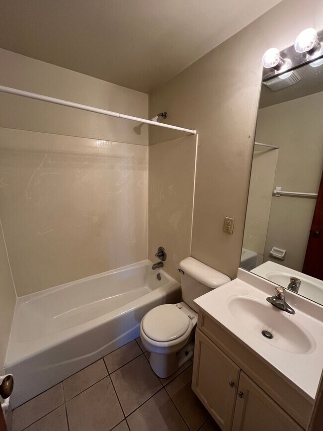 Building Photo - **3-BEDROOM HOUSE W/ 2-CAR GARAGE IN BEECH...