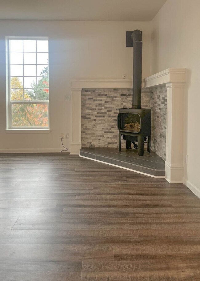 Building Photo - Beautiful West Linn Home in a Quiet, Desirable Neighborhood