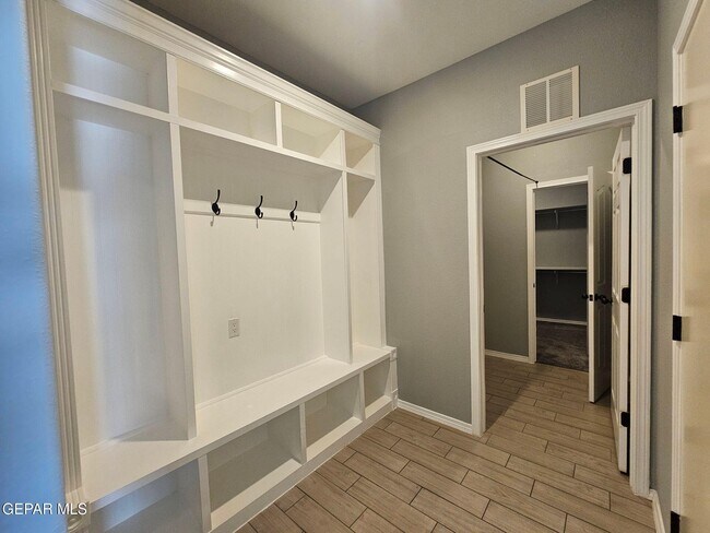 Building Photo - 7565 Wolf Creek Dr