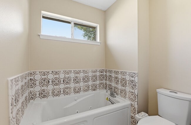 Building Photo - 8515 Leafdale Dr