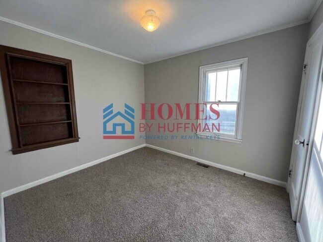 Building Photo - Two Bedroom House | Detached Garage | Depo...