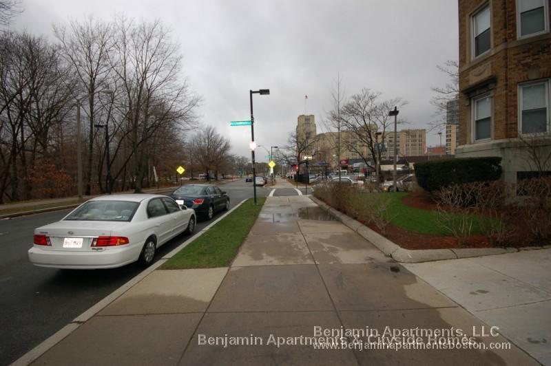 Building Photo - 235 Park Dr