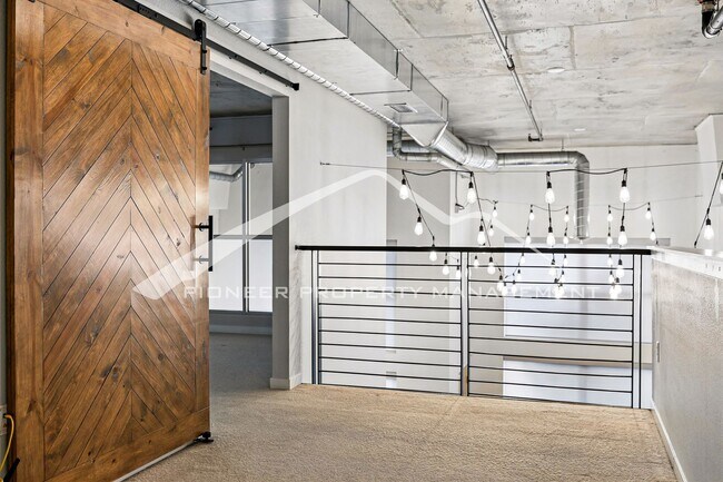 Building Photo - Spacious LoHi Condo with Washer/Dryer and ...