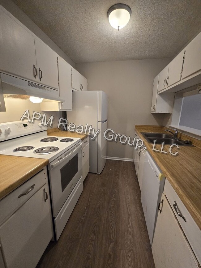 Building Photo - Updated townhouse
