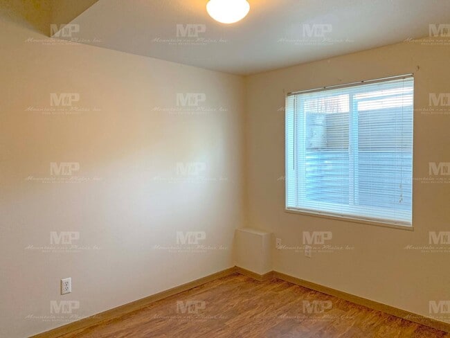 Building Photo - 622 S Loomis Ave