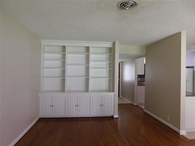 Building Photo - 9710 Pine Lake Dr
