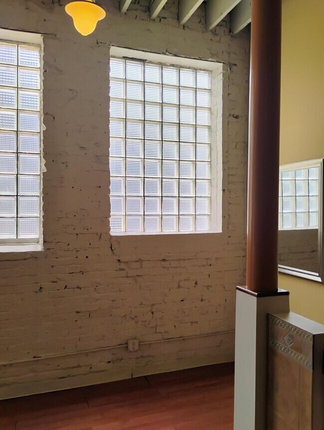 Building Photo - 1 BEDROOM 1.5 BATH IN DOWNTOWN CHAMPAIGN