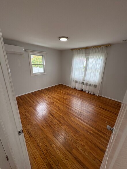 Building Photo - 37 Bainbridge Ave