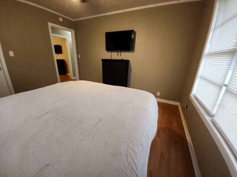 Building Photo - 701 Grigsby Ave