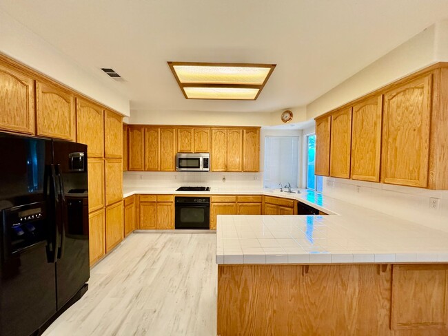 Building Photo - Huge 4 Bedroom + Den, 3 Bath Southside Hom...