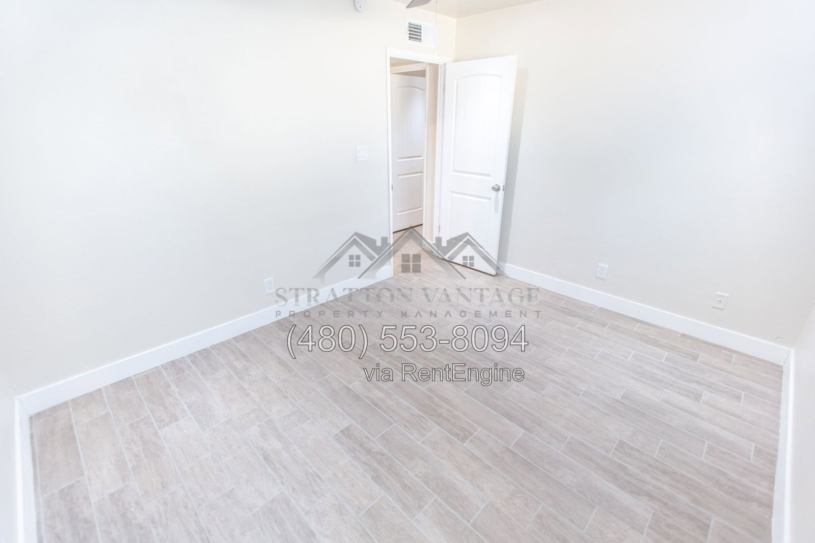 Building Photo - 2533 E Blanche Dr