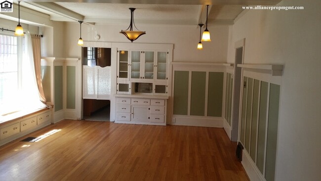 Building Photo - South 16th Beautiful Craftsman Style Apartment Close to MSU