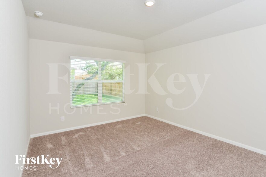 Building Photo - 15015 Maskette Ave