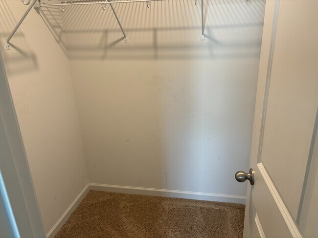 Building Photo - Room in Single Family Home on N Great White Way