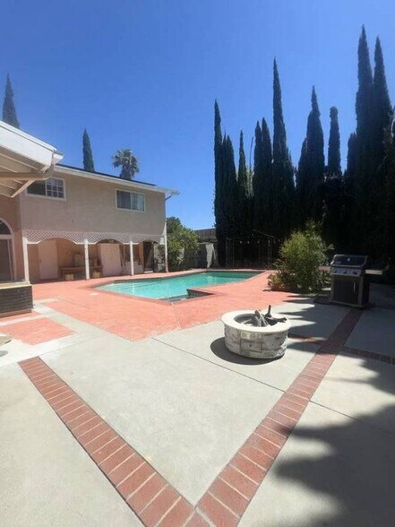 Building Photo - 11326 Reseda Blvd