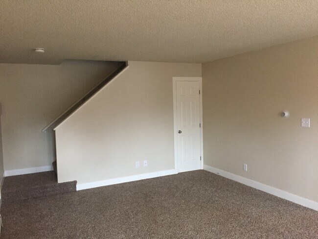 Building Photo - Updated 2 Bedroom Townhome for Rent in Loveland: Shared Garage, Patio, Washer/Dryer Hookups