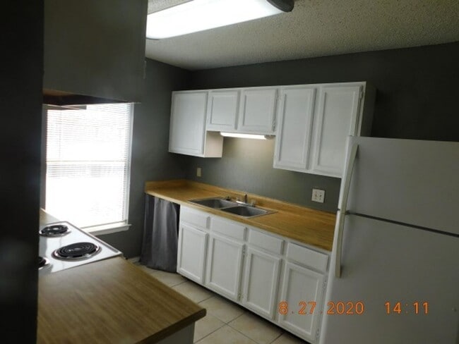 Building Photo - Nice 3 bedrooms, 2 full baths with half ba...