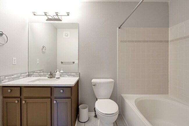 Building Photo - Stunning 2 Bedroom 2 Bathroom condo In Aurora with a garage!