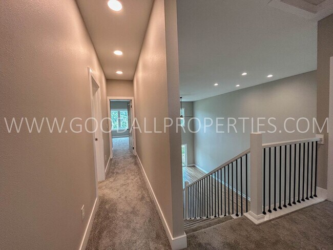 Building Photo - 4 Bedroom 2.5 Bath Townhome in Adel with attached 2-car garage.