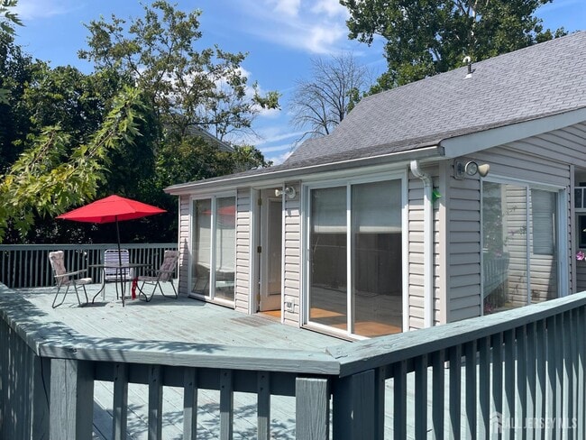 Building Photo - 355 Metlars Ln