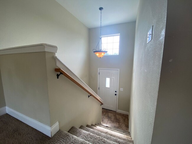 Building Photo - 3 bedroom, 3 bathroom home located in Brus...