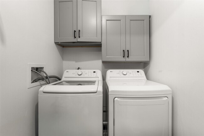 Building Photo - 5831 Burr Oak Dr