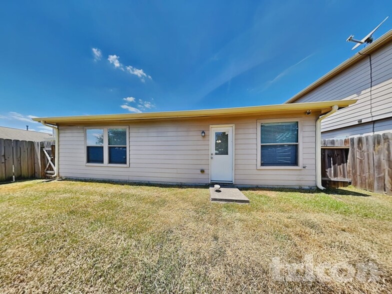 Building Photo - 8927 Summer Valley Ln