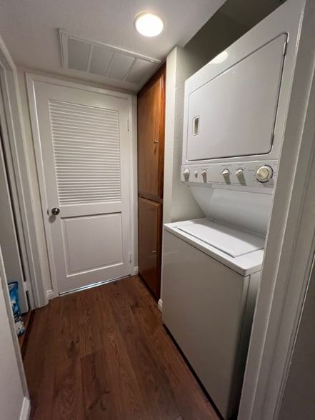 Building Photo - 14615 Burbank Blvd