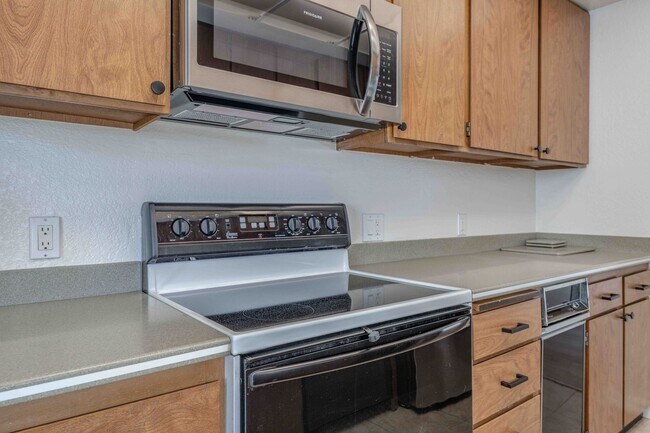 Building Photo - SPACIOUS 2 Bed Townhouse in Garden Grove