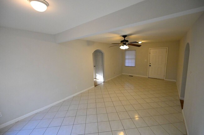 Building Photo - Stunning 3BR / 3BA Home on 2.48 Acres – Hillsborough, NC