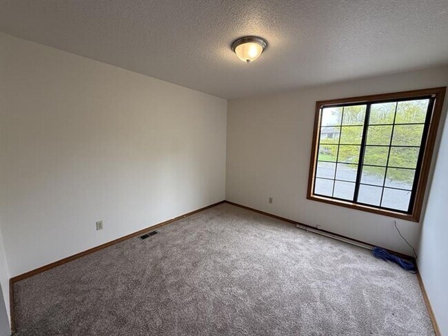 Building Photo - 17565 NW Woodmere Ct