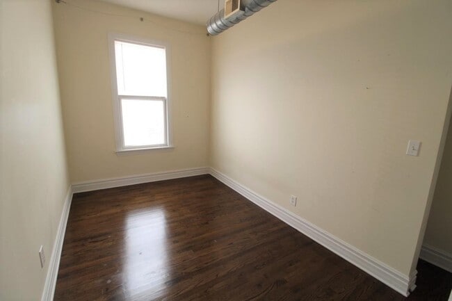 Building Photo - 1034 N Ashland Ave