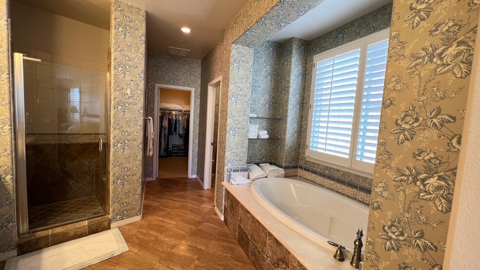 Master Bathroom - 4353 Waterside Ln