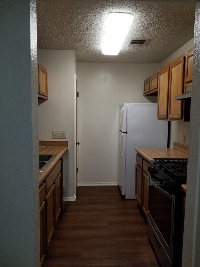 Building Photo - 740 Simonetti Dr