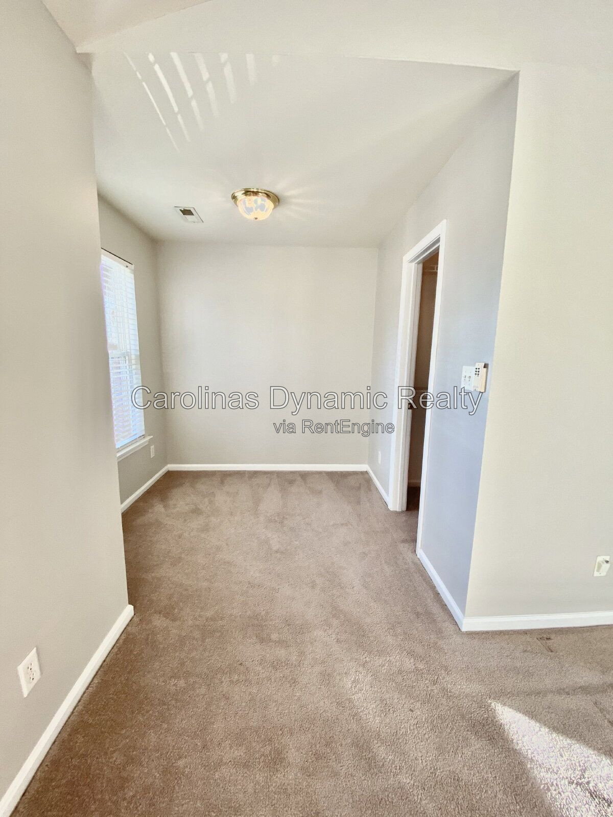 Building Photo - 605 Queenswater Ln