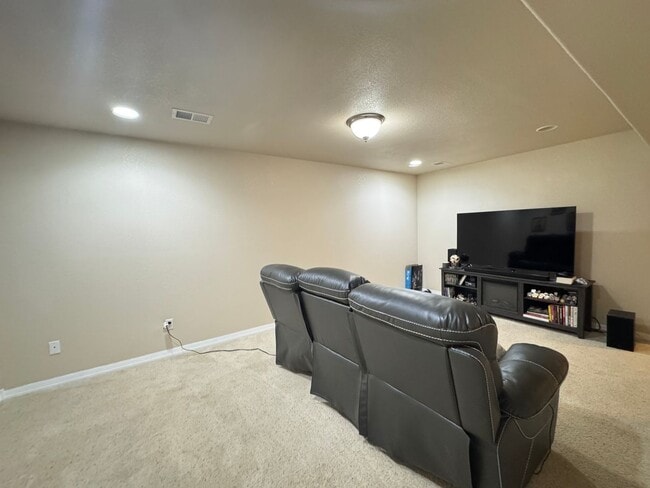 Building Photo - Beautiful 5 Bedroom home in Wellington