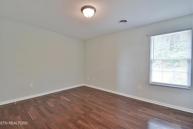 Building Photo - 3032 Oakwood Hills Ln