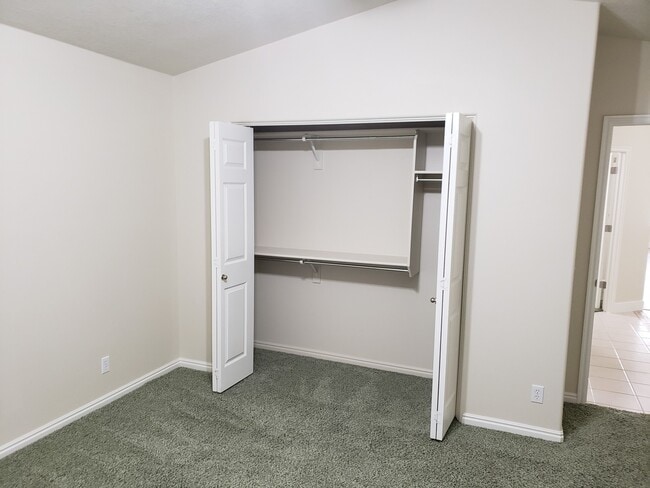 Building Photo - Bright Home with 2 Car Garage