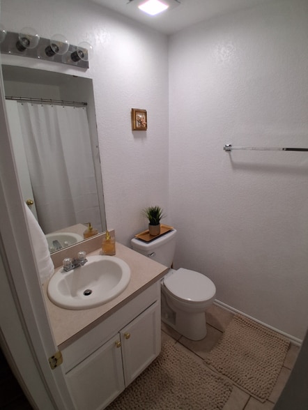 Building Photo - 2 Cloverdale and Wheatland